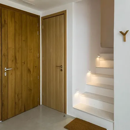 Nour, Modern High-ceiling Retreat With Pool In Plaka Naxos فيلة