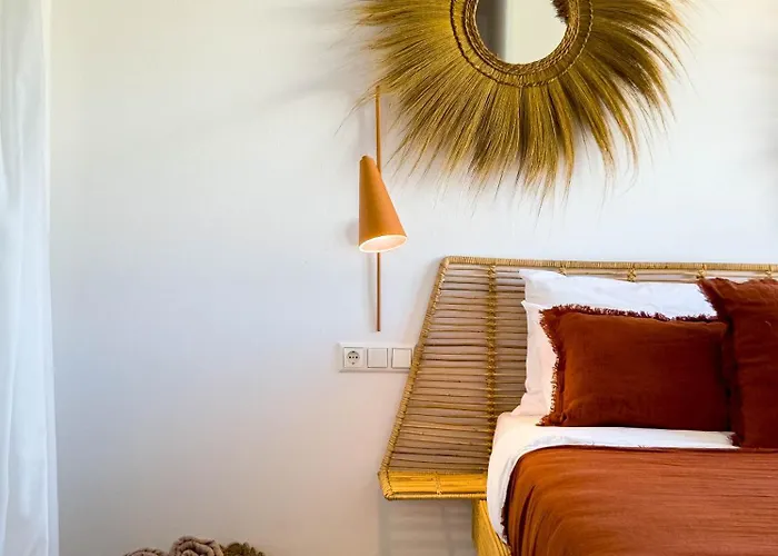 Nour, Modern High-ceiling Retreat With Pool In Plaka Naxos فيلة