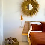 Nour, Modern High-ceiling Retreat With Pool In Plaka Naxos Willa