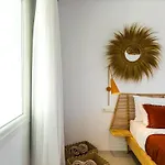 Nour, Modern High-ceiling Retreat With Pool In Plaka Naxos Willa Naxos City