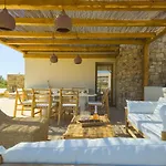 Nour, Modern High-ceiling Retreat With Pool In Plaka Naxos Willa Naxos City