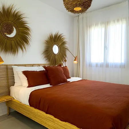 Villa Nour, Modern High-ceiling Retreat With Pool In Plaka Naxos *