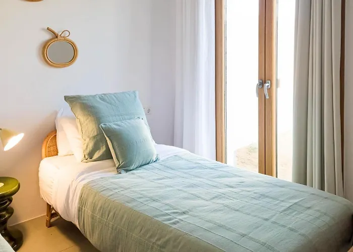 Nour, Modern High-ceiling Retreat With Pool In Plaka Naxos